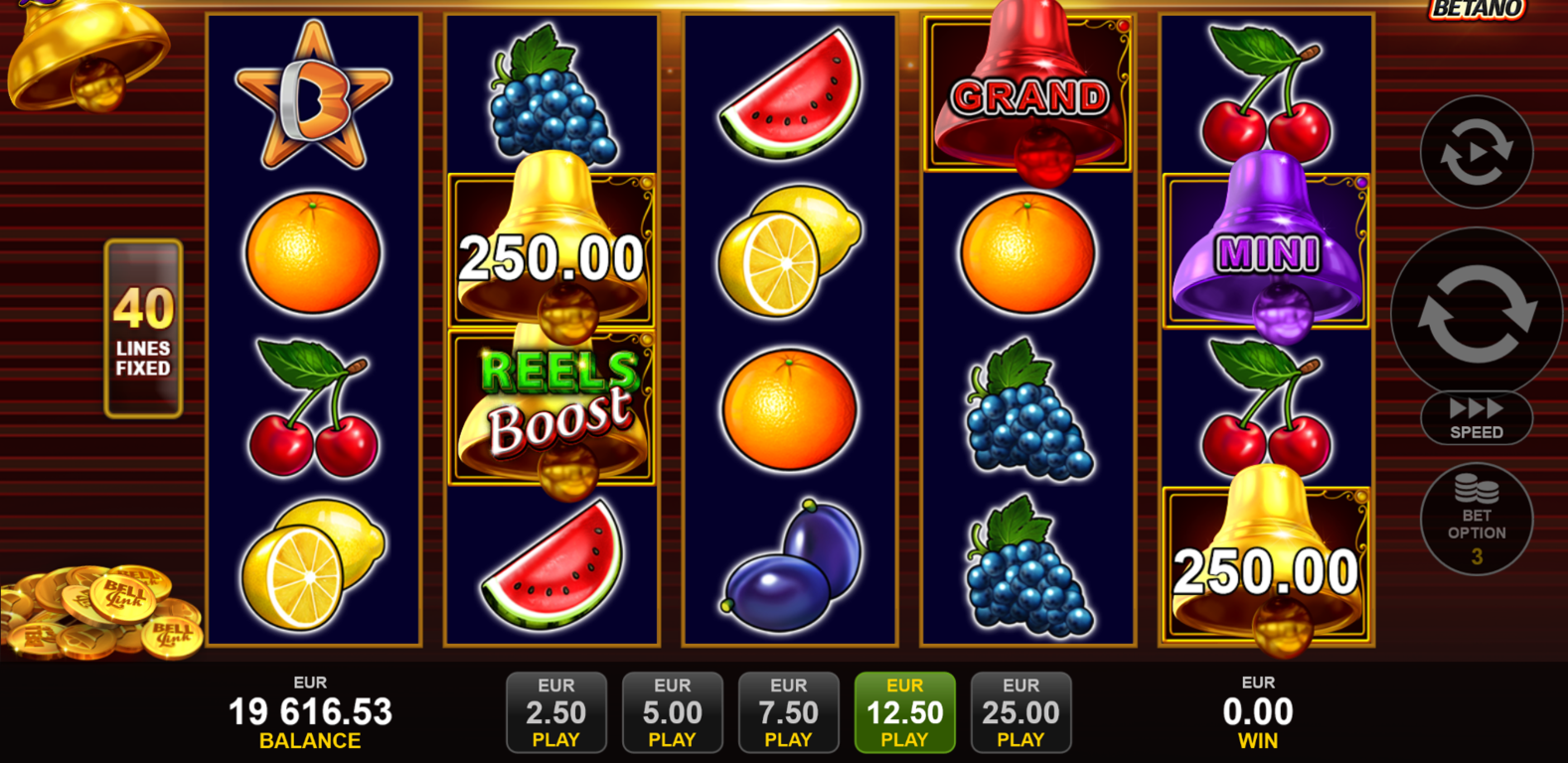 40 Super Hot Elegant gekleidete Personen spielen gemeinsam Roulette am Tisch im Casino